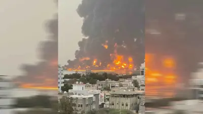 النيران مشتعلة في ميناء الحديدة بعد تعرضه للقصف الإسرائيلي