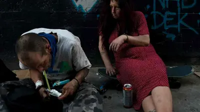 مدمنان على الفنتانيل في شوارع لوس أنجلوس