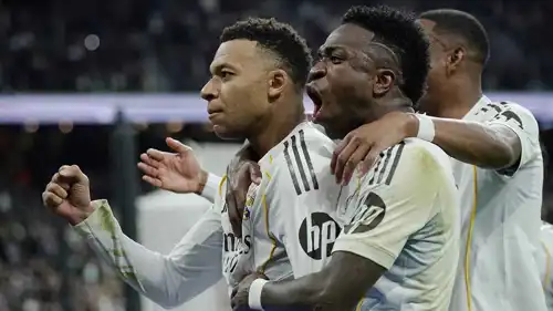 مبابي يحتفل مع زملائه بهدف الفوز القاتل في شباك رايو فاليكانو