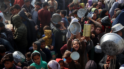 غزيون يتسابقون للحصو على الطعام