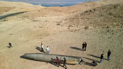 إسرائيليون يتجمعون حول بقايا صاروخ إيراني