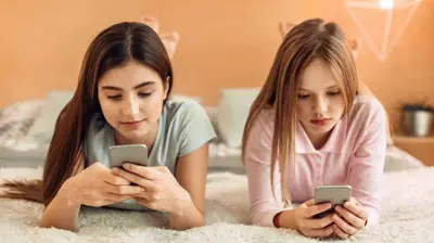 طفلتان على منصات التواصل (تعبيرية)