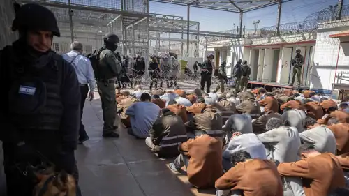 معتقلون فلسطينيون في سجن إسرائيلي