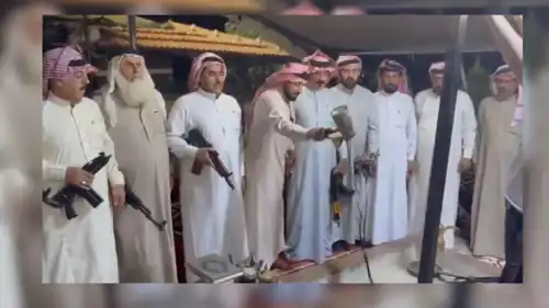 صورة من فيديو تظهر أحد شيوخ العشائر يسكب القهوة طلبا للثأر