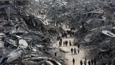 فلسطينيون وسط الدمار في غزة