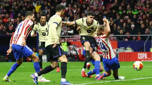 لحظة تسجيل هدف برشلونة الملغي في لقاء أتلتيكو مدريد