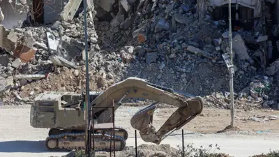 جرافة إسرائيلية تدمر بيوت الفلسطينيين في الضفة