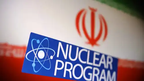 العلم الإيراني ورمز الذرة وعبارة "البرنامج النووي"
