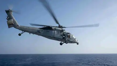 هليكوبتر أمريكية في دورية لدعم الحصار على إيران 