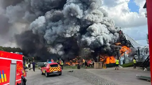 حريق مسرح الرئيسي لمهرجان "تومورولان"