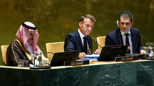 ماكرون وبن فرحان في افتتاح المؤتمر