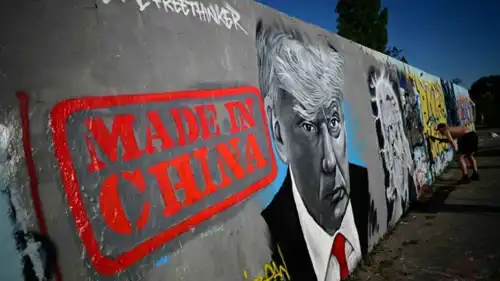 لوحة جدارية لترامب تؤكد أنه "صناعة صينية"