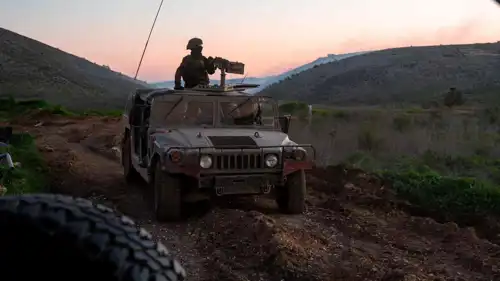 آلية إسرائيلية متوغلة في جنوب لبنان