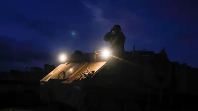 جندي إسرائيلي فوق مدرعة في الجولان