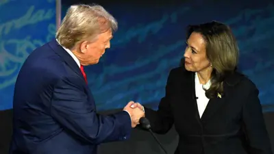 كامالا هاريس مصافحة دونالد ترامب خلال المناظرة
