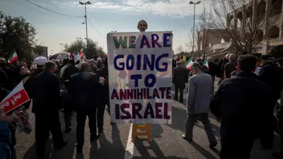 إيرانيون يحملون لافتات تتوعد إسرائيل