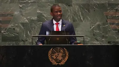  رئيس وزراء غرينادا ديكون ميتشل