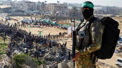 مسلحون من حركة حماس خلال عملية لإطلاق الرهائن