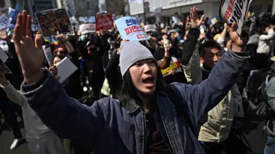 من الاحتجاجات الداعمة للرئيس المعزول