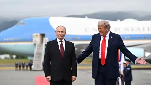 خلال لقاء جمع الرئيسان الأمريكي دونالد ترامب والروسي فلاديمير بوتين 