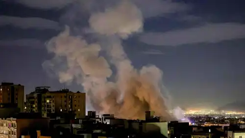عمود من الدخان عقب ضربة صاروخية على مبنى في طهران