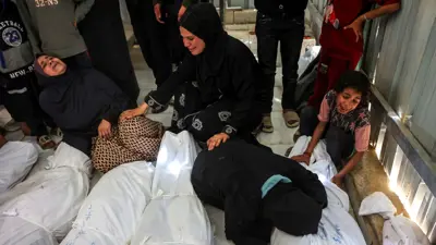 جثث أشخاص قتلوا بغارات إسرائيلية في غزة