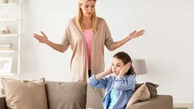 أم تصرخ على ابنتها (تعبيرية)