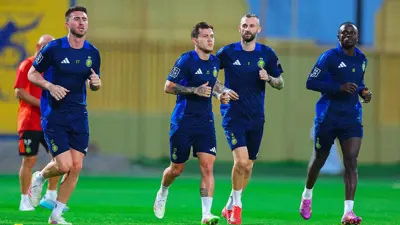 لابورت (يسار) في تدريبات النصر السعودي