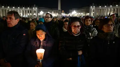 مواطنون يدعون للبابا فرنسيس في ساحة الفاتيكان