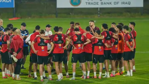 غراهام أرنولد مدرب منتخب العراق مع لاعبيه