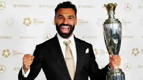 محمد صلاح يحتفل بجائزة أفضل لاعب في إنجلترا