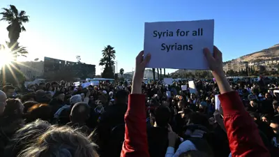 سوريون في دمشق يطالبون بالديمقراطية والمدنية