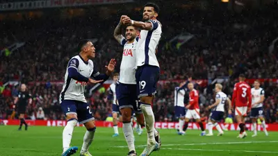 فرحة لاعبو توتنهام بالهدف الثالث في شباك مانشستر يونايتد