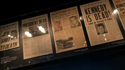 الصفحات الأولى لصحف تناولت اغتيال جون كينيدي في متحف نيوزيام  