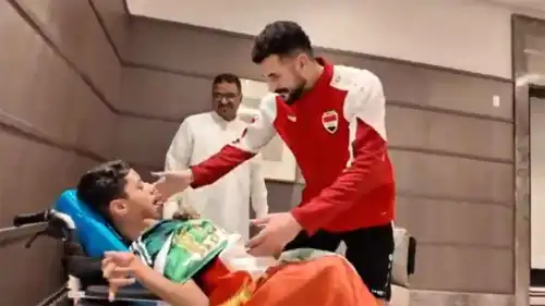 أيمن حسين نجم منتخب العراق يحقق حلم مشجع سعودي من ذوي الهمم