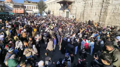مئات السوريين عند الجامع الأموي