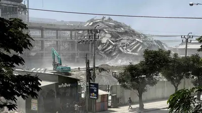 مشهد لمبنى بعد انهياره جراء الزلزال