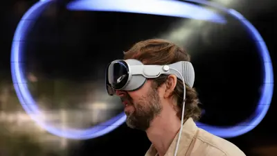 شخص يستخدم نظارة من أبل