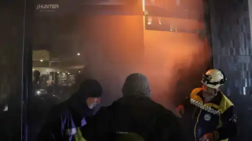 خلال محاولة فرق الدفاع المدني السيطرة على الحريق