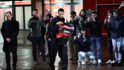 أرنولد خلال زيارته للنصب التذكاري الخاص بجوتا