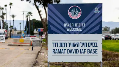 لوحة إرشادية على مدخل القاعدة العسكرية