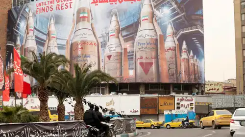 جدارية تعرض صواريخ إيرانية وسط طهران