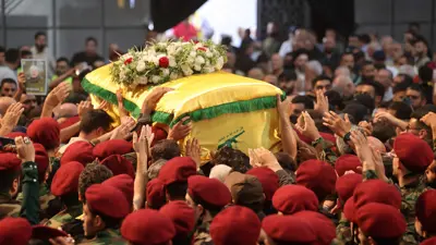 من تشييع أحد عناصر حزب الله بعد أن اغتالته إسرائيل
