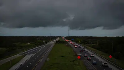 هاربون من الإعصار ميلتون