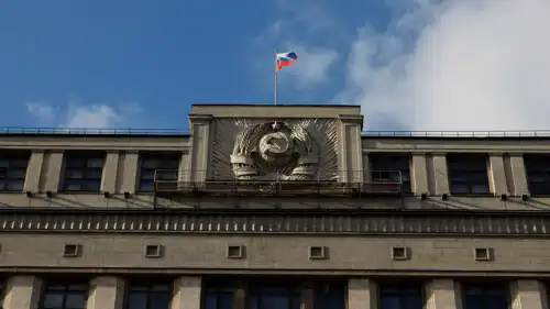 العلم الروسي على مقر مجلس الدوما