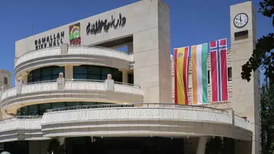 علم النرويج إلى جانب علمي إسبانيا وأيرلندا فوق بلدية رام الله