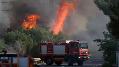حرائق بسبب صواريخ أطلقتها ميليشيا حزب الله على شمال إسرائيل في وقت سابق