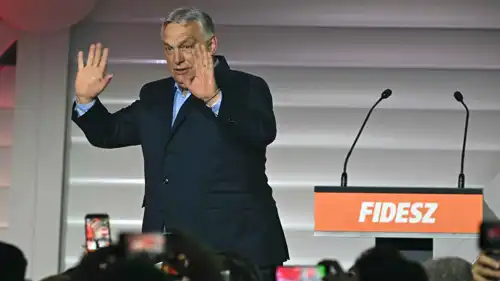 فيكتور أوربان أمام أنصاره في الانتخابات