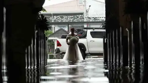 العروس أثناء دخولها للكنيسة 