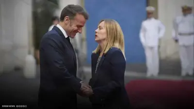 قبلة من ميلوني لماكرون